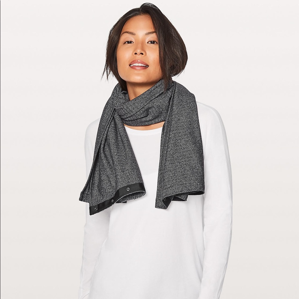 Lululemon women’s scarf